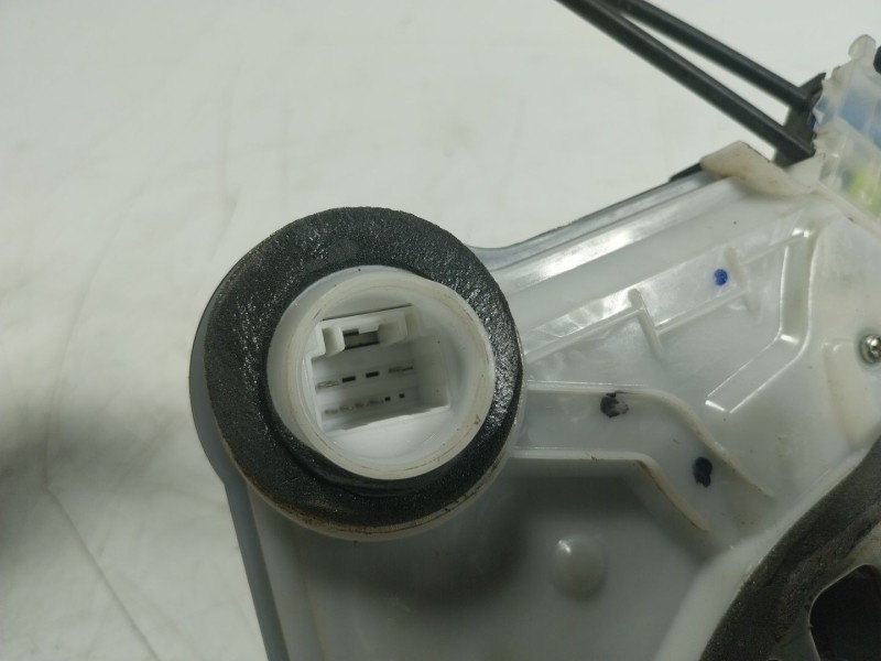 Recambio de cerradura puerta delantera izquierda para toyota hilux referencia OEM IAM   