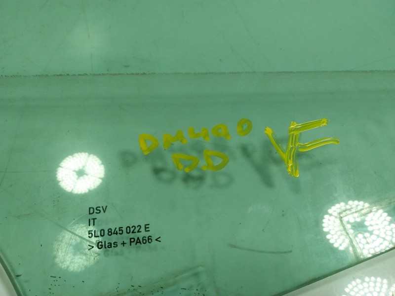 Recambio de cristal puerta delantero derecho para skoda yeti 1.2 tsi referencia OEM IAM 5L0845021G  