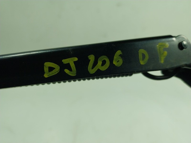 Recambio de brazo limpia delantero derecho para renault zoe 68 kw referencia OEM IAM   