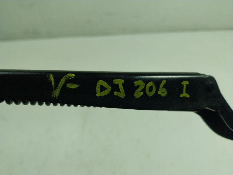 Recambio de brazo limpia delantero izquierdo para renault zoe 68 kw referencia OEM IAM   