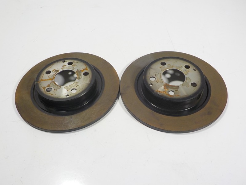 Recambio de disco freno trasero para toyota yaris cross 1.5 vvti 16 v 55 kw referencia OEM IAM 424310D210  