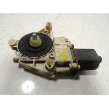 MOTOR ELEVALUNAS TRASERO DERECHO A2048200642 A2048200642 0130822504