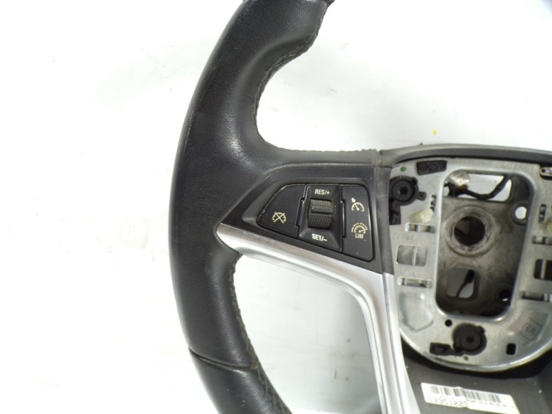 Recambio de volante para opel astra j lim. 1.6 cdti dpf referencia OEM IAM 13351029  