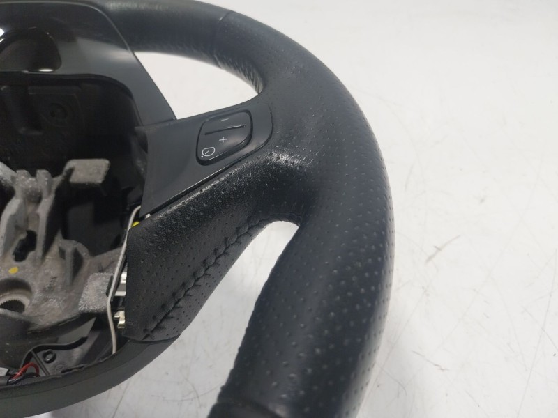 Recambio de volante para renault zoe referencia OEM IAM  484005406R 