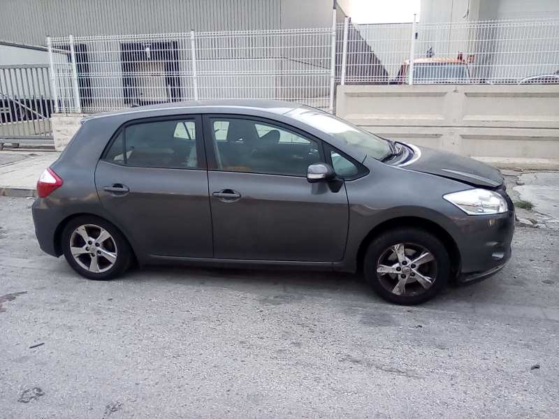 toyota auris del año 2010