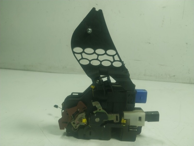 Recambio de cerradura puerta trasera izquierda para volkswagen touareg (7la) tdi v10 referencia OEM IAM  7L0839015B 
