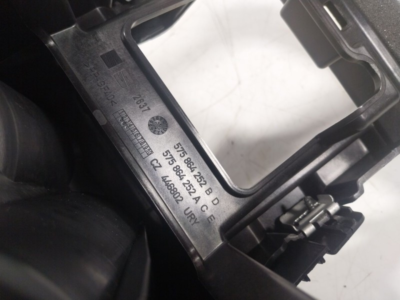 Recambio de apoyabrazos central para seat ateca (kh7) 1.5 16v tsi act referencia OEM IAM  575864252B 