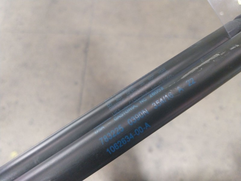 Recambio de amortiguador capot para tesla model s p referencia OEM IAM  106263400A 