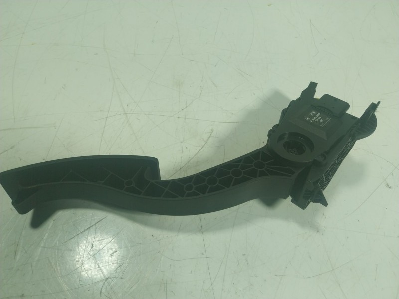 Recambio de potenciometro pedal para mercedes-benz clase gla (w156) 1.6 cat referencia OEM IAM A2463001404 A2463001404 