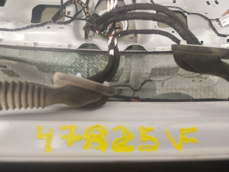 Recambio de porton trasero para volkswagen golf viii (cd1) 2.0 tdi referencia OEM IAM 5H6827025D  