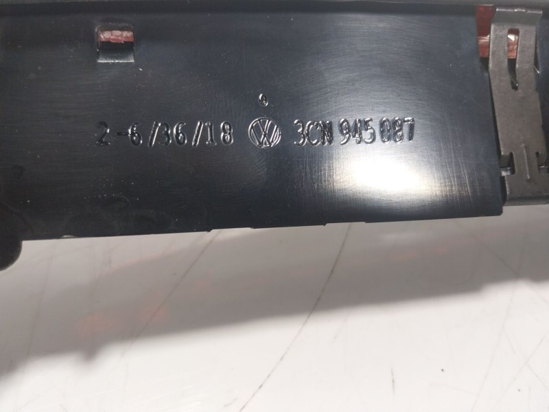 Recambio de piloto trasero central para volkswagen touran (5t1) 1.6 tdi referencia OEM IAM  3CN945087 