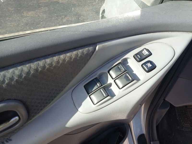 nissan almera tino (v10) del año 2005