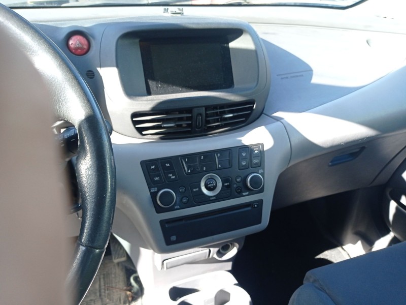 nissan almera tino (v10) del año 2005