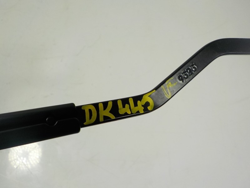 Recambio de brazo limpia delantero izquierdo para toyota yaris 1.5 vvti hev referencia OEM IAM 85221K0020  