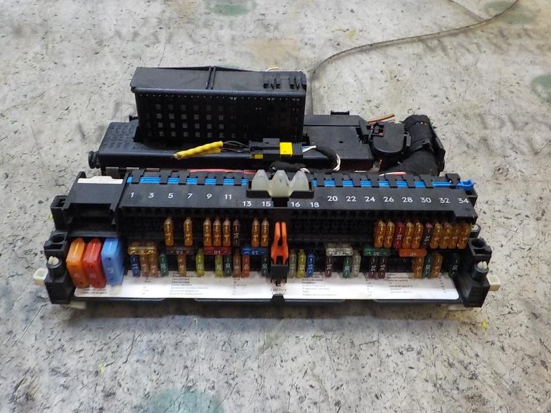 Recambio de caja reles / fusibles para bmw x3 (e83) 2.0 16v diesel cat referencia OEM IAM 61138364530  
