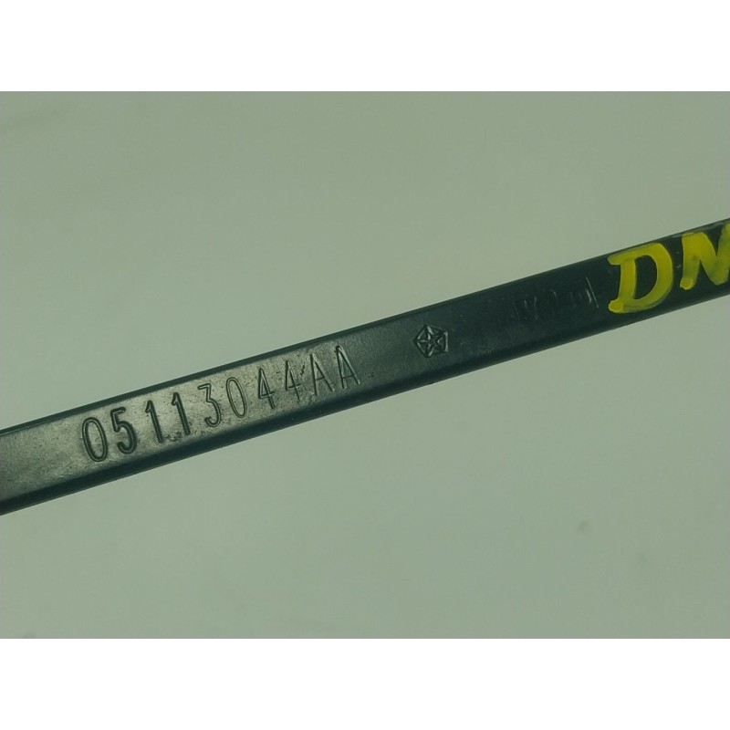 Recambio de brazo limpia delantero derecho para chrysler grand voyager v (rt) 2.8 crd referencia OEM IAM  05113044AA 