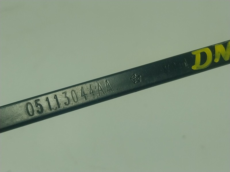 Recambio de brazo limpia delantero derecho para chrysler grand voyager v (rt) 2.8 crd referencia OEM IAM  05113044AA 