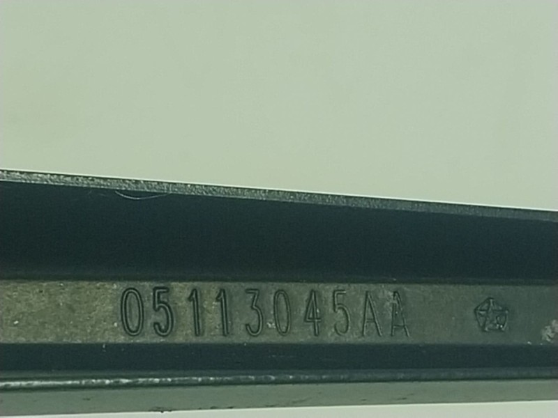 Recambio de brazo limpia delantero izquierdo para chrysler grand voyager v (rt) 2.8 crd referencia OEM IAM  05113045AA 