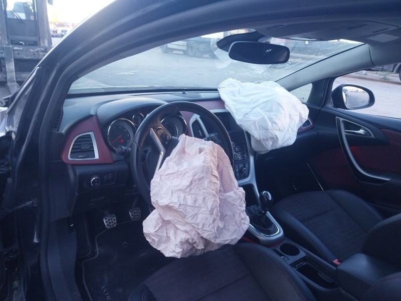 opel astra j gtc del año 2012