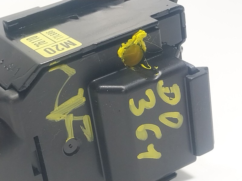 Recambio de mando limpia para lexus lbx hybrid 1.5 vvti hybrid (mayh10l) referencia OEM IAM  7611017L686 