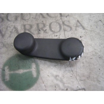 MANETA ELEVALUNAS TRASERA IZQUIERDA 