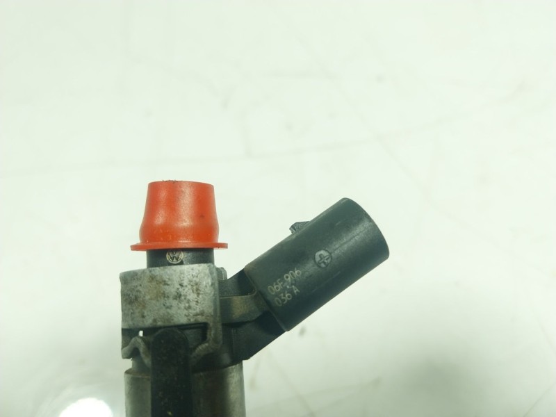 Recambio de inyector para volkswagen golf v (1k1) 2.0 gti referencia OEM IAM  06F906036A 
