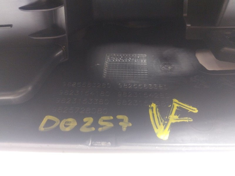 Recambio de apoyabrazos central para peugeot 208 ii (ub_, up_, uw_, uj_) e-208 referencia OEM IAM  9825563280 