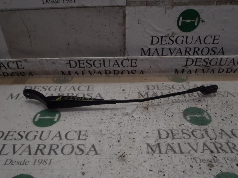 Recambio de brazo limpia delantero izquierdo para peugeot 208 1.4 hdi fap referencia OEM IAM   