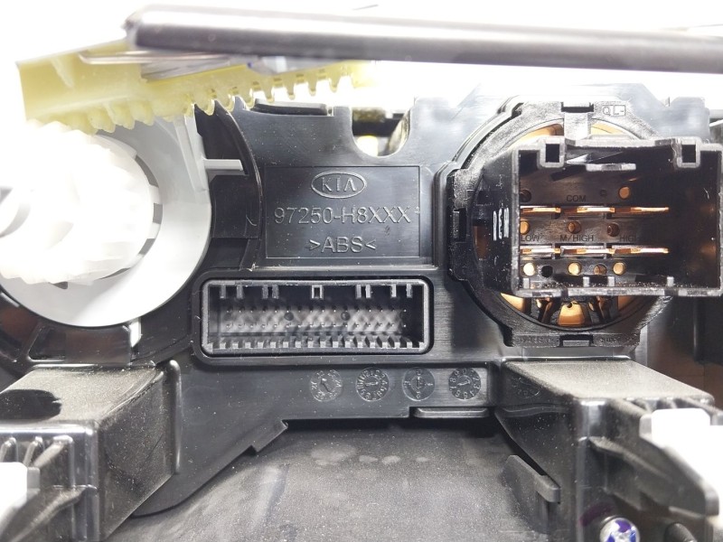 Recambio de mando calefaccion / aire acondicionado para kia stonic (yb) 1.2 cvvt referencia OEM IAM  97250H8120LEF 