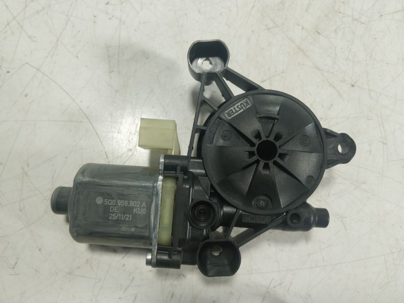 Recambio de motor elevalunas delantero derecho para volkswagen golf viii (cd1, da1) 1.0 tsi referencia OEM IAM  5Q0959802A 