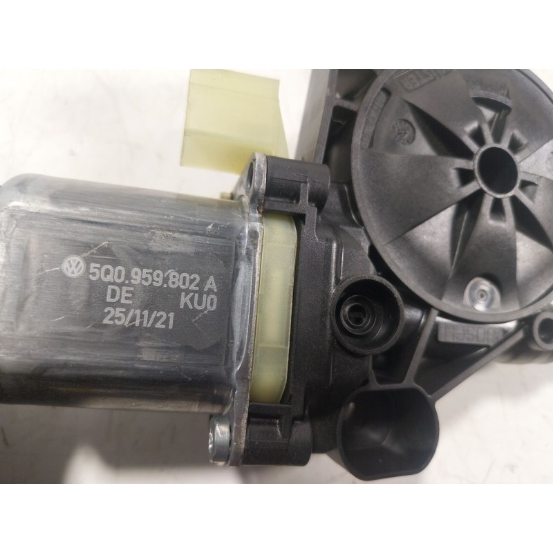 Recambio de motor elevalunas delantero derecho para volkswagen golf viii (cd1, da1) 1.0 tsi referencia OEM IAM  5Q0959802A 