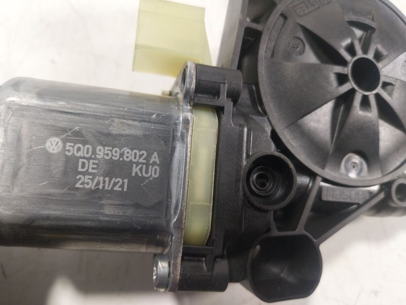 Recambio de motor elevalunas delantero derecho para volkswagen golf viii (cd1, da1) 1.0 tsi referencia OEM IAM  5Q0959802A 