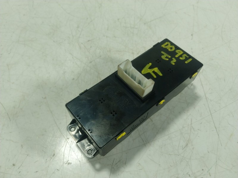 Recambio de mando elevalunas delantero izquierdo para ssangyong tivoli 1.6 xdi 160 referencia OEM IAM  8581135000 