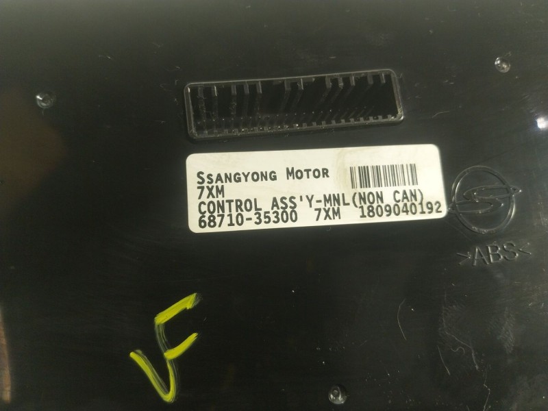 Recambio de mando climatizador para ssangyong tivoli 1.6 xdi 160 referencia OEM IAM  6871035300 