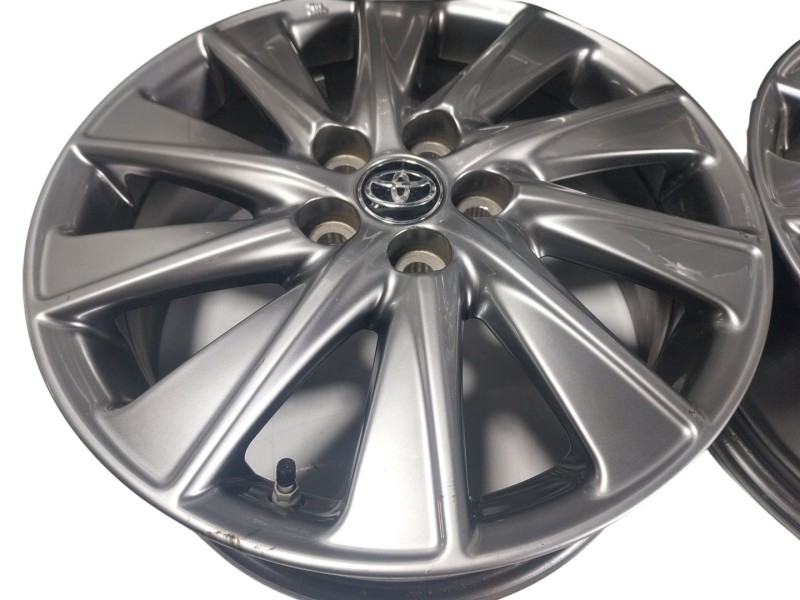 Recambio de juego llantas para toyota yaris 1.5 vvti hev referencia OEM IAM  16X6J CON NEUMATICOS CONTINENTAL 1955516 87V 