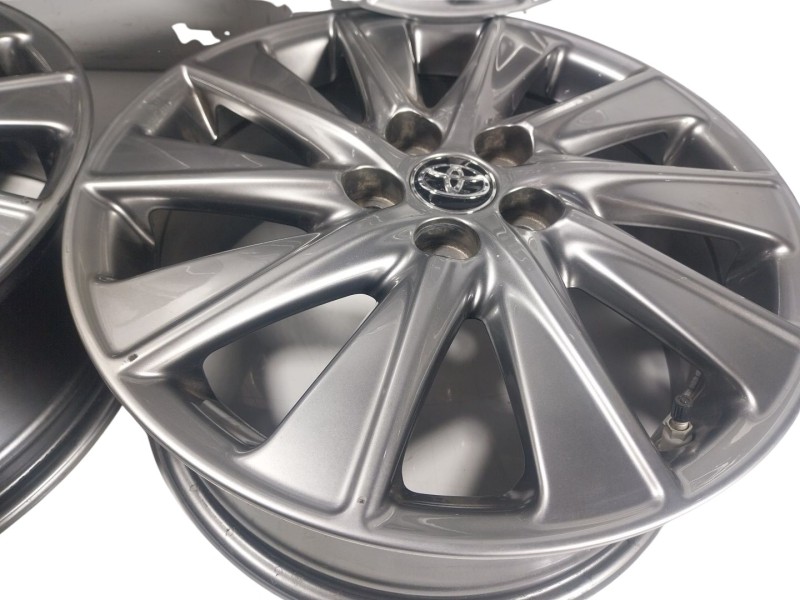 Recambio de juego llantas para toyota yaris 1.5 vvti hev referencia OEM IAM  16X6J CON NEUMATICOS CONTINENTAL 1955516 87V 