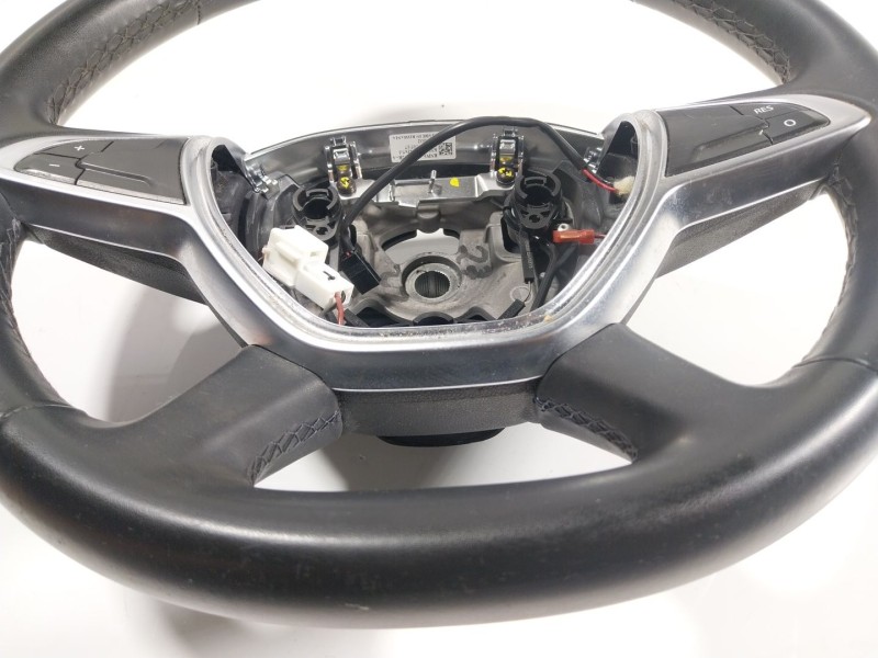 Recambio de volante para dacia duster (hs_) 1.2 tce 125 4x4 referencia OEM IAM 484000872R 484000872R 