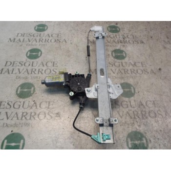 ELEVALUNAS DELANTERO DERECHO 824021G010 