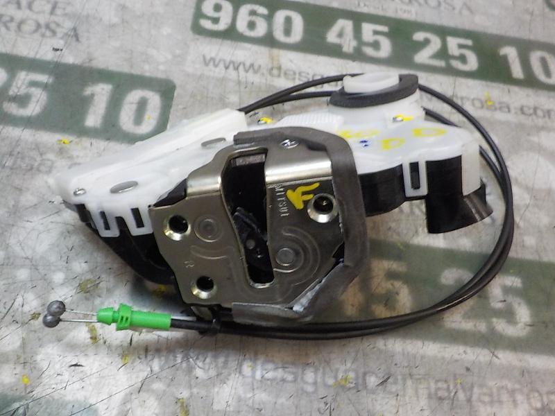 Recambio de cerradura puerta delantera derecha para toyota yaris 1.0 cat referencia OEM IAM 690300D320  