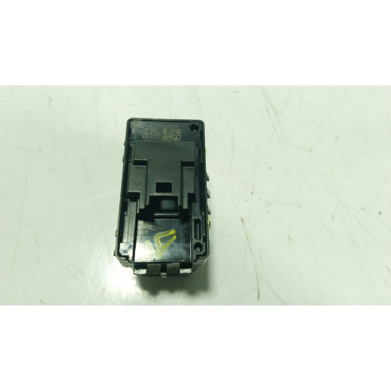 Recambio de mando elevalunas trasero derecho para mercedes-benz cla (c118) cla 200 (118.387) referencia OEM IAM  A1679050201 