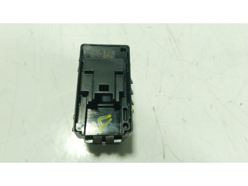 Recambio de mando elevalunas trasero derecho para mercedes-benz cla (c118) cla 200 (118.387) referencia OEM IAM  A1679050201 
