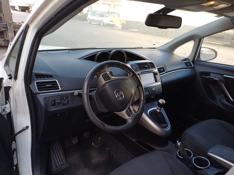 toyota verso (_r2_) del año 2014