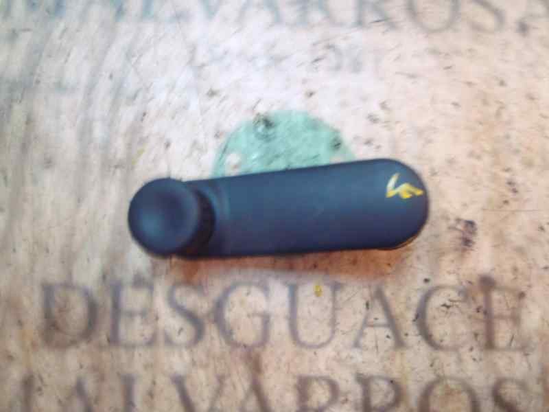 Recambio de maneta elevalunas trasera derecha para renault clio iii exception 2 referencia OEM IAM 8200030794  