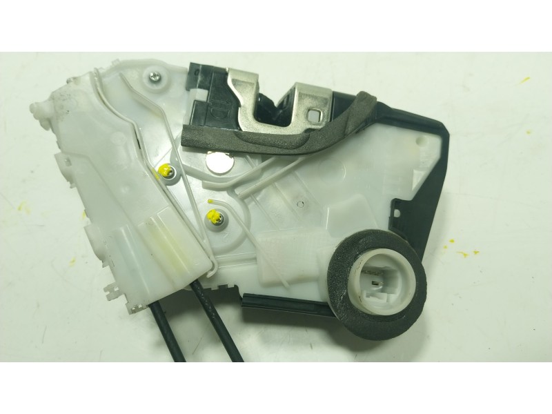 Recambio de cerradura puerta delantera izquierda para toyota yaris (_p13_) 1.5 (nsp131_) referencia OEM IAM 690400D520  