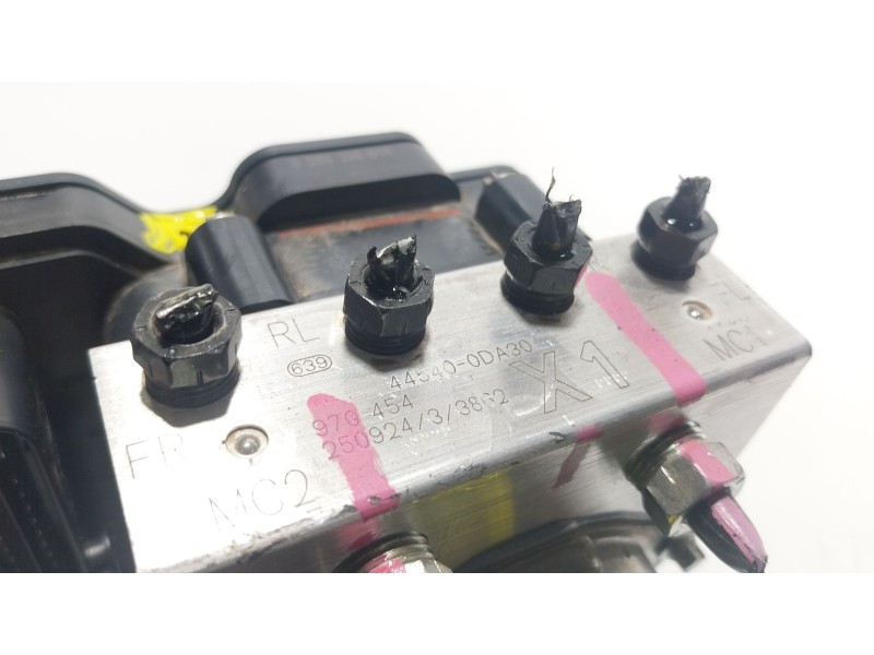 Recambio de abs para toyota yaris (_p21_, _pa1_, _ph1_) 1.5 hybrid (mxph10) referencia OEM IAM 440500DK20 445400DA30 