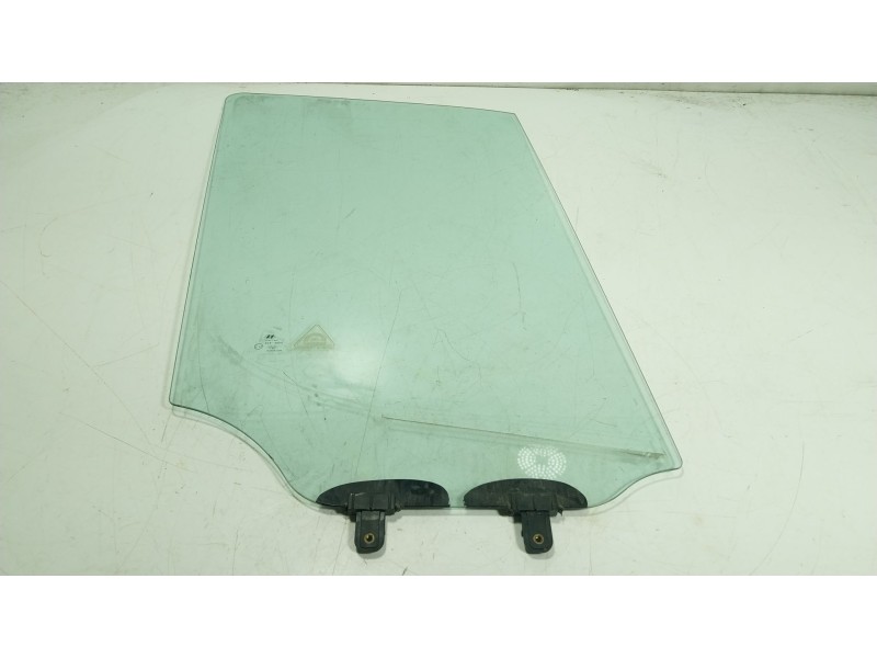 Recambio de cristal puerta delantero derecho para hyundai h350 furgoneta 2.5 crdi referencia OEM IAM 8242059010  