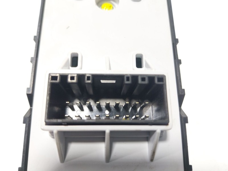 Recambio de mando elevalunas delantero izquierdo para kia stonic (yb) 1.2 cvvt referencia OEM IAM  93570H8100WK 