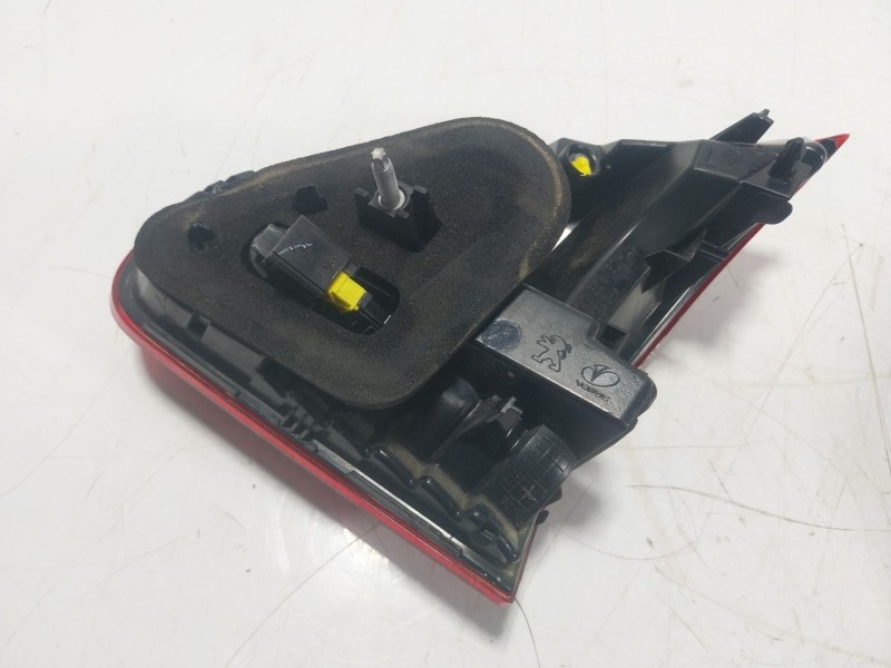 Recambio de piloto trasero izquierdo interior para peugeot 2008 i (cu_) 1.2 vti referencia OEM IAM 9814758480  