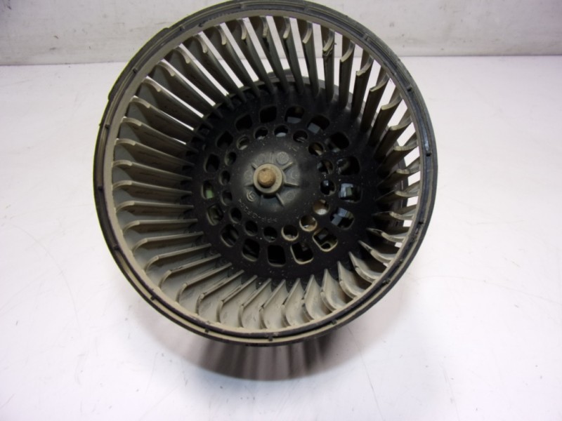 Recambio de motor calefaccion para dacia duster 1.6 sce cat referencia OEM IAM 272102798R  