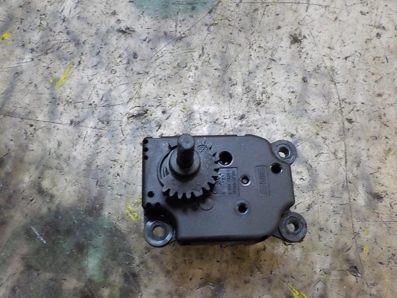 Recambio de motor apertura trampillas climatizador para citroën c3 1.6 16v hdi referencia OEM IAM 6479E1  